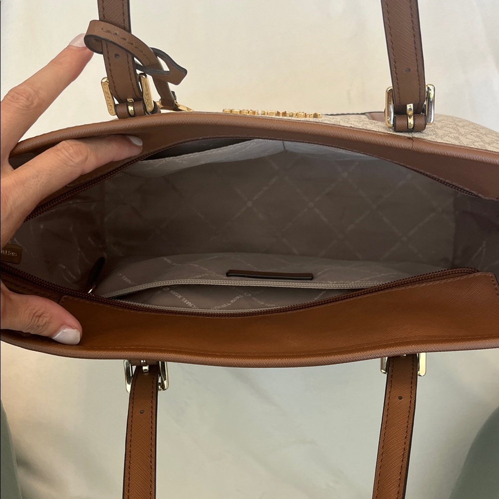 Michael Kors signature Jet set Tote - Picture 10 of 13